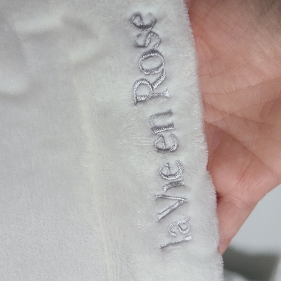 Brand new never worn white fluffy robe - Picture 2 of 4